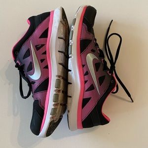 Pink & black Nike training shoe